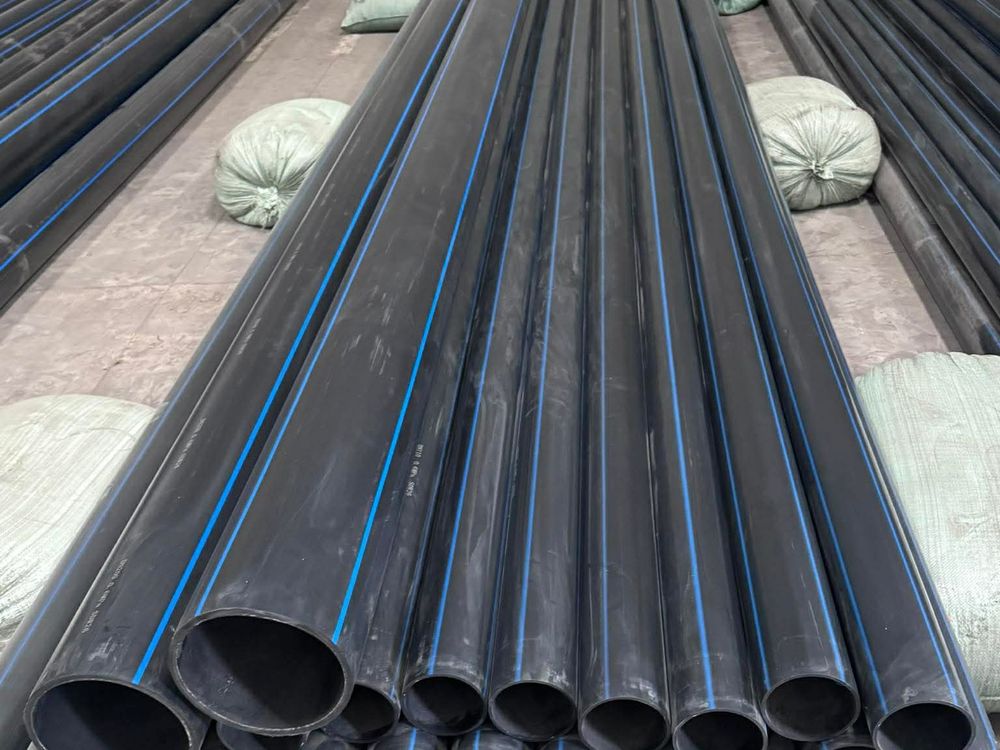 Stacked straight HDPE solid pipes